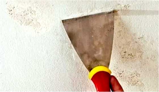 Как избавиться от полос на потолке после покраски