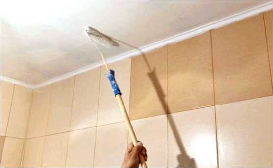 Как красить потолок вдоль или поперек