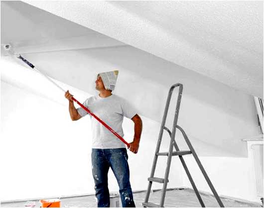 Как можно покрасить потолок без разводов