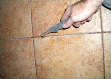 Как удалить старую затирку из швов плитки на полу