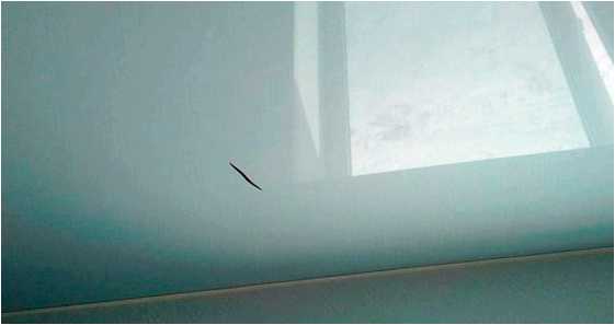 Как заделать небольшой порез на натяжном потолке