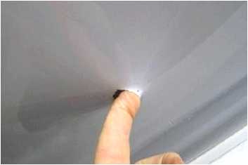 Как заделать небольшую дырку в натяжном потолке