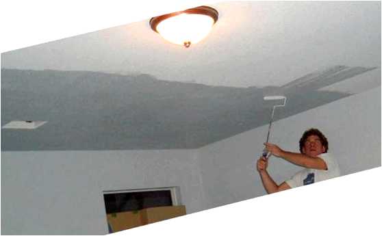 Нужно ли обрабатывать потолок перед покраской