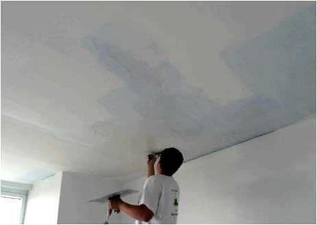 Нужно ли зачищать потолок перед покраской